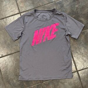 Nike Kids Charcoal Tee with Vibrant Pink Logo